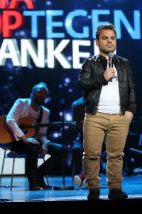 20-11-2011 SHOWBIZZ; STA OP TEGEN KANKER LEVERT MEER DAN 30.000 NWE DONATEURS OP. De TV uitzending in het kader van de actie STA OP TEGEN KANKER heeft de intiatiefnemer KWF meer dan 30.000 nieuwe donateurs opgeleverd.Tal van artiesten toonden hun steun voor het wetenschappelijke doel van het KWF. Angela Groothuizen presenteerde de avond samen met Art Rooijakkers. Angela zong tevens een duet met Melissa Oldersma een dochter van DollyDot Ria Brieffies die tengevolge van longkanker overleed.
foto: Albert den Iseger.