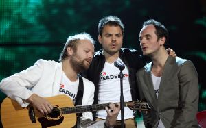 20-11-2011 SHOWBIZZ; STA OP TEGEN KANKER LEVERT MEER DAN 30.000 NWE DONATEURS OP. De TV uitzending in het kader van de actie STA OP TEGEN KANKER heeft de intiatiefnemer KWF meer dan 30.000 nieuwe donateurs opgeleverd.Tal van artiesten toonden hun steun voor het wetenschappelijke doel van het KWF. Angela Groothuizen presenteerde de avond samen met Art Rooijakkers. Angela zong tevens een duet met Melissa Oldersma een dochter van DollyDot Ria Brieffies die tengevolge van longkanker overleed.
foto: Albert den Iseger.
