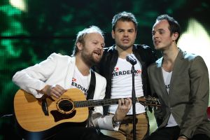 20-11-2011 SHOWBIZZ; STA OP TEGEN KANKER LEVERT MEER DAN 30.000 NWE DONATEURS OP. De TV uitzending in het kader van de actie STA OP TEGEN KANKER heeft de intiatiefnemer KWF meer dan 30.000 nieuwe donateurs opgeleverd.Tal van artiesten toonden hun steun voor het wetenschappelijke doel van het KWF. Angela Groothuizen presenteerde de avond samen met Art Rooijakkers. Angela zong tevens een duet met Melissa Oldersma een dochter van DollyDot Ria Brieffies die tengevolge van longkanker overleed.
foto: Albert den Iseger.