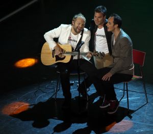 20-11-2011 SHOWBIZZ; STA OP TEGEN KANKER LEVERT MEER DAN 30.000 NWE DONATEURS OP. De TV uitzending in het kader van de actie STA OP TEGEN KANKER heeft de intiatiefnemer KWF meer dan 30.000 nieuwe donateurs opgeleverd.Tal van artiesten toonden hun steun voor het wetenschappelijke doel van het KWF. Angela Groothuizen presenteerde de avond samen met Art Rooijakkers. Angela zong tevens een duet met Melissa Oldersma een dochter van DollyDot Ria Brieffies die tengevolge van longkanker overleed.
foto: Albert den Iseger.
