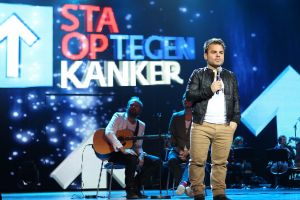 20-11-2011 SHOWBIZZ; STA OP TEGEN KANKER LEVERT MEER DAN 30.000 NWE DONATEURS OP. De TV uitzending in het kader van de actie STA OP TEGEN KANKER heeft de intiatiefnemer KWF meer dan 30.000 nieuwe donateurs opgeleverd.Tal van artiesten toonden hun steun voor het wetenschappelijke doel van het KWF. Angela Groothuizen presenteerde de avond samen met Art Rooijakkers. Angela zong tevens een duet met Melissa Oldersma een dochter van DollyDot Ria Brieffies die tengevolge van longkanker overleed.
foto: Albert den Iseger.