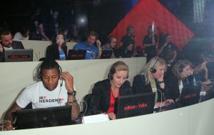 20-11-2011 SHOWBIZZ; STA OP TEGEN KANKER LEVERT MEER DAN 30.000 NWE DONATEURS OP. De TV uitzending in het kader van de actie STA OP TEGEN KANKER heeft de intiatiefnemer KWF meer dan 30.000 nieuwe donateurs opgeleverd.Tal van artiesten toonden hun steun voor het wetenschappelijke doel van het KWF. Angela Groothuizen presenteerde de avond samen met Art Rooijakkers. Angela zong tevens een duet met Melissa Oldersma een dochter van DollyDot Ria Brieffies die tengevolge van longkanker overleed.
foto: Albert den Iseger.