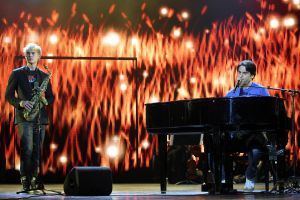 20-11-2011 SHOWBIZZ; STA OP TEGEN KANKER LEVERT MEER DAN 30.000 NWE DONATEURS OP. De TV uitzending in het kader van de actie STA OP TEGEN KANKER heeft de intiatiefnemer KWF meer dan 30.000 nieuwe donateurs opgeleverd.Tal van artiesten toonden hun steun voor het wetenschappelijke doel van het KWF. Angela Groothuizen presenteerde de avond samen met Art Rooijakkers. Angela zong tevens een duet met Melissa Oldersma een dochter van DollyDot Ria Brieffies die tengevolge van longkanker overleed.
foto: Albert den Iseger.
