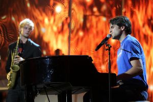 20-11-2011 SHOWBIZZ; STA OP TEGEN KANKER LEVERT MEER DAN 30.000 NWE DONATEURS OP. De TV uitzending in het kader van de actie STA OP TEGEN KANKER heeft de intiatiefnemer KWF meer dan 30.000 nieuwe donateurs opgeleverd.Tal van artiesten toonden hun steun voor het wetenschappelijke doel van het KWF. Angela Groothuizen presenteerde de avond samen met Art Rooijakkers. Angela zong tevens een duet met Melissa Oldersma een dochter van DollyDot Ria Brieffies die tengevolge van longkanker overleed.
foto: Albert den Iseger.