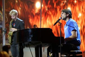 20-11-2011 SHOWBIZZ; STA OP TEGEN KANKER LEVERT MEER DAN 30.000 NWE DONATEURS OP. De TV uitzending in het kader van de actie STA OP TEGEN KANKER heeft de intiatiefnemer KWF meer dan 30.000 nieuwe donateurs opgeleverd.Tal van artiesten toonden hun steun voor het wetenschappelijke doel van het KWF. Angela Groothuizen presenteerde de avond samen met Art Rooijakkers. Angela zong tevens een duet met Melissa Oldersma een dochter van DollyDot Ria Brieffies die tengevolge van longkanker overleed.
foto: Albert den Iseger.
