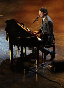20-11-2011 SHOWBIZZ; STA OP TEGEN KANKER LEVERT MEER DAN 30.000 NWE DONATEURS OP. De TV uitzending in het kader van de actie STA OP TEGEN KANKER heeft de intiatiefnemer KWF meer dan 30.000 nieuwe donateurs opgeleverd.Tal van artiesten toonden hun steun voor het wetenschappelijke doel van het KWF. Angela Groothuizen presenteerde de avond samen met Art Rooijakkers. Angela zong tevens een duet met Melissa Oldersma een dochter van DollyDot Ria Brieffies die tengevolge van longkanker overleed.
foto: Albert den Iseger.