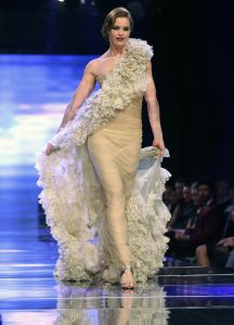11-11-2012 SHOWBIZZ; ADDY VAN DE KROMMENACKER 10 JAAR HAUTE COUTURE.  In november 2002 presenteerde Addy van den Krommenacker zijn eerste couture ontwerpen tijdens de Beau Monde Awards in Amsterdam. Nu, 10 jaar later, kijken we terug op een decennium Addy van den Krommenacker met vele hoogtepunten in zijn succesvolle carriere. 

Addy viert dit jubileum met een grote Celebration Show op 11 november in The Harbour Club te Amsterdam. Dit is de eerste keer dat naast relaties, bekende Nederlanders en pers een catwalkshow van Addy ook toegankelijk is voor de consument. De show geeft een terugblik op de carriere van Addy van den Krommenacker en zal tevens een overzicht zijn van Addy s meest bekende creaties. Alle bewonderaars van Addy kunnen via de website www.addyvandenkrommenacker.nl een toegangskaart bemachtigen. De gasten ontvangen een goodie bag met onder andere een arrangement van Zwaluwhoeve Wellness resort en een haarproduct van L ANZA Healing Haircare.

Tijdens deze show vindt de lancering plaats van twee speciale collecties die Addy ter gelegenheid van zijn tienjarig jubileum heeft ontworpen. Voor zijn fans bij Steps ontwierp Addy de Addy for Steps Celebration Collection als toegift op de zeer succesvolle eenmalige voorjaarscollectie van afgelopen jaar. De collectie is genspireerd op highlights uit de carriere van Addy en bestaat uit feestelijke  must haves in de favoriete kleuren van de ontwerper; zwart, champagne en fuchsia. Na de show zal er voor de aanwezige consumenten een exclusieve voorverkoop zijn. Vanaf de dag na de Celebration Show is de collectie verkrijgbaar in geselecteerde Steps winkels in Nederland en Belgi. 

Daarnaast ontwierp Addy ook een Special Limited Celebration Collection  SLC collection  voor zijn pret a porter label Addy by Addy van den Krommenacker.
Foto: Albert den Iseger
