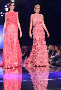 11-11-2012 SHOWBIZZ; ADDY VAN DE KROMMENACKER 10 JAAR HAUTE COUTURE.  In november 2002 presenteerde Addy van den Krommenacker zijn eerste couture ontwerpen tijdens de Beau Monde Awards in Amsterdam. Nu, 10 jaar later, kijken we terug op een decennium Addy van den Krommenacker met vele hoogtepunten in zijn succesvolle carriere. 

Addy viert dit jubileum met een grote Celebration Show op 11 november in The Harbour Club te Amsterdam. Dit is de eerste keer dat naast relaties, bekende Nederlanders en pers een catwalkshow van Addy ook toegankelijk is voor de consument. De show geeft een terugblik op de carriere van Addy van den Krommenacker en zal tevens een overzicht zijn van Addy s meest bekende creaties. Alle bewonderaars van Addy kunnen via de website www.addyvandenkrommenacker.nl een toegangskaart bemachtigen. De gasten ontvangen een goodie bag met onder andere een arrangement van Zwaluwhoeve Wellness resort en een haarproduct van L ANZA Healing Haircare.

Tijdens deze show vindt de lancering plaats van twee speciale collecties die Addy ter gelegenheid van zijn tienjarig jubileum heeft ontworpen. Voor zijn fans bij Steps ontwierp Addy de Addy for Steps Celebration Collection als toegift op de zeer succesvolle eenmalige voorjaarscollectie van afgelopen jaar. De collectie is genspireerd op highlights uit de carriere van Addy en bestaat uit feestelijke  must haves in de favoriete kleuren van de ontwerper; zwart, champagne en fuchsia. Na de show zal er voor de aanwezige consumenten een exclusieve voorverkoop zijn. Vanaf de dag na de Celebration Show is de collectie verkrijgbaar in geselecteerde Steps winkels in Nederland en Belgi. 

Daarnaast ontwierp Addy ook een Special Limited Celebration Collection  SLC collection  voor zijn pret a porter label Addy by Addy van den Krommenacker.
Foto: Albert den Iseger