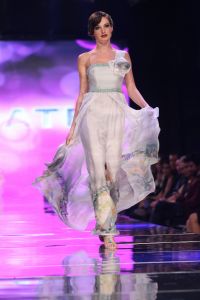 11-11-2012 SHOWBIZZ; ADDY VAN DE KROMMENACKER 10 JAAR HAUTE COUTURE.  In november 2002 presenteerde Addy van den Krommenacker zijn eerste couture ontwerpen tijdens de Beau Monde Awards in Amsterdam. Nu, 10 jaar later, kijken we terug op een decennium Addy van den Krommenacker met vele hoogtepunten in zijn succesvolle carriere. 

Addy viert dit jubileum met een grote Celebration Show op 11 november in The Harbour Club te Amsterdam. Dit is de eerste keer dat naast relaties, bekende Nederlanders en pers een catwalkshow van Addy ook toegankelijk is voor de consument. De show geeft een terugblik op de carriere van Addy van den Krommenacker en zal tevens een overzicht zijn van Addy s meest bekende creaties. Alle bewonderaars van Addy kunnen via de website www.addyvandenkrommenacker.nl een toegangskaart bemachtigen. De gasten ontvangen een goodie bag met onder andere een arrangement van Zwaluwhoeve Wellness resort en een haarproduct van L ANZA Healing Haircare.

Tijdens deze show vindt de lancering plaats van twee speciale collecties die Addy ter gelegenheid van zijn tienjarig jubileum heeft ontworpen. Voor zijn fans bij Steps ontwierp Addy de Addy for Steps Celebration Collection als toegift op de zeer succesvolle eenmalige voorjaarscollectie van afgelopen jaar. De collectie is genspireerd op highlights uit de carriere van Addy en bestaat uit feestelijke  must haves in de favoriete kleuren van de ontwerper; zwart, champagne en fuchsia. Na de show zal er voor de aanwezige consumenten een exclusieve voorverkoop zijn. Vanaf de dag na de Celebration Show is de collectie verkrijgbaar in geselecteerde Steps winkels in Nederland en Belgi. 

Daarnaast ontwierp Addy ook een Special Limited Celebration Collection  SLC collection  voor zijn pret a porter label Addy by Addy van den Krommenacker.
Foto: Albert den Iseger