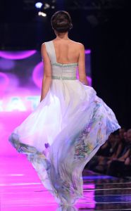 11-11-2012 SHOWBIZZ; ADDY VAN DE KROMMENACKER 10 JAAR HAUTE COUTURE.  In november 2002 presenteerde Addy van den Krommenacker zijn eerste couture ontwerpen tijdens de Beau Monde Awards in Amsterdam. Nu, 10 jaar later, kijken we terug op een decennium Addy van den Krommenacker met vele hoogtepunten in zijn succesvolle carriere. 

Addy viert dit jubileum met een grote Celebration Show op 11 november in The Harbour Club te Amsterdam. Dit is de eerste keer dat naast relaties, bekende Nederlanders en pers een catwalkshow van Addy ook toegankelijk is voor de consument. De show geeft een terugblik op de carriere van Addy van den Krommenacker en zal tevens een overzicht zijn van Addy s meest bekende creaties. Alle bewonderaars van Addy kunnen via de website www.addyvandenkrommenacker.nl een toegangskaart bemachtigen. De gasten ontvangen een goodie bag met onder andere een arrangement van Zwaluwhoeve Wellness resort en een haarproduct van L ANZA Healing Haircare.

Tijdens deze show vindt de lancering plaats van twee speciale collecties die Addy ter gelegenheid van zijn tienjarig jubileum heeft ontworpen. Voor zijn fans bij Steps ontwierp Addy de Addy for Steps Celebration Collection als toegift op de zeer succesvolle eenmalige voorjaarscollectie van afgelopen jaar. De collectie is genspireerd op highlights uit de carriere van Addy en bestaat uit feestelijke  must haves in de favoriete kleuren van de ontwerper; zwart, champagne en fuchsia. Na de show zal er voor de aanwezige consumenten een exclusieve voorverkoop zijn. Vanaf de dag na de Celebration Show is de collectie verkrijgbaar in geselecteerde Steps winkels in Nederland en Belgi. 

Daarnaast ontwierp Addy ook een Special Limited Celebration Collection  SLC collection  voor zijn pret a porter label Addy by Addy van den Krommenacker.
Foto: Albert den Iseger