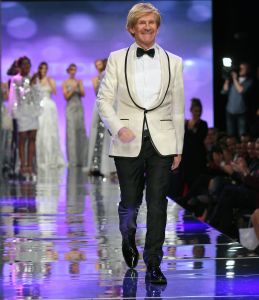 11-11-2012 SHOWBIZZ; ADDY VAN DE KROMMENACKER 10 JAAR HAUTE COUTURE.  In november 2002 presenteerde Addy van den Krommenacker zijn eerste couture ontwerpen tijdens de Beau Monde Awards in Amsterdam. Nu, 10 jaar later, kijken we terug op een decennium Addy van den Krommenacker met vele hoogtepunten in zijn succesvolle carriere. 

Addy viert dit jubileum met een grote Celebration Show op 11 november in The Harbour Club te Amsterdam. Dit is de eerste keer dat naast relaties, bekende Nederlanders en pers een catwalkshow van Addy ook toegankelijk is voor de consument. De show geeft een terugblik op de carriere van Addy van den Krommenacker en zal tevens een overzicht zijn van Addy s meest bekende creaties. Alle bewonderaars van Addy kunnen via de website www.addyvandenkrommenacker.nl een toegangskaart bemachtigen. De gasten ontvangen een goodie bag met onder andere een arrangement van Zwaluwhoeve Wellness resort en een haarproduct van L ANZA Healing Haircare.

Tijdens deze show vindt de lancering plaats van twee speciale collecties die Addy ter gelegenheid van zijn tienjarig jubileum heeft ontworpen. Voor zijn fans bij Steps ontwierp Addy de Addy for Steps Celebration Collection als toegift op de zeer succesvolle eenmalige voorjaarscollectie van afgelopen jaar. De collectie is genspireerd op highlights uit de carriere van Addy en bestaat uit feestelijke  must haves in de favoriete kleuren van de ontwerper; zwart, champagne en fuchsia. Na de show zal er voor de aanwezige consumenten een exclusieve voorverkoop zijn. Vanaf de dag na de Celebration Show is de collectie verkrijgbaar in geselecteerde Steps winkels in Nederland en Belgi. 

Daarnaast ontwierp Addy ook een Special Limited Celebration Collection  SLC collection  voor zijn pret a porter label Addy by Addy van den Krommenacker.
Foto: Albert den Iseger