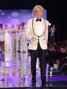 11-11-2012 SHOWBIZZ; ADDY VAN DE KROMMENACKER 10 JAAR HAUTE COUTURE.  In november 2002 presenteerde Addy van den Krommenacker zijn eerste couture ontwerpen tijdens de Beau Monde Awards in Amsterdam. Nu, 10 jaar later, kijken we terug op een decennium Addy van den Krommenacker met vele hoogtepunten in zijn succesvolle carriere. 

Addy viert dit jubileum met een grote Celebration Show op 11 november in The Harbour Club te Amsterdam. Dit is de eerste keer dat naast relaties, bekende Nederlanders en pers een catwalkshow van Addy ook toegankelijk is voor de consument. De show geeft een terugblik op de carriere van Addy van den Krommenacker en zal tevens een overzicht zijn van Addy s meest bekende creaties. Alle bewonderaars van Addy kunnen via de website www.addyvandenkrommenacker.nl een toegangskaart bemachtigen. De gasten ontvangen een goodie bag met onder andere een arrangement van Zwaluwhoeve Wellness resort en een haarproduct van L ANZA Healing Haircare.

Tijdens deze show vindt de lancering plaats van twee speciale collecties die Addy ter gelegenheid van zijn tienjarig jubileum heeft ontworpen. Voor zijn fans bij Steps ontwierp Addy de Addy for Steps Celebration Collection als toegift op de zeer succesvolle eenmalige voorjaarscollectie van afgelopen jaar. De collectie is genspireerd op highlights uit de carriere van Addy en bestaat uit feestelijke  must haves in de favoriete kleuren van de ontwerper; zwart, champagne en fuchsia. Na de show zal er voor de aanwezige consumenten een exclusieve voorverkoop zijn. Vanaf de dag na de Celebration Show is de collectie verkrijgbaar in geselecteerde Steps winkels in Nederland en Belgi. 

Daarnaast ontwierp Addy ook een Special Limited Celebration Collection  SLC collection  voor zijn pret a porter label Addy by Addy van den Krommenacker.
Foto: Albert den Iseger
