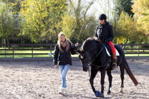 09-11-2012 SHOWBIZZ; ESTELLE CRUIJFF EN DOCHTER JOELLE OP PAARDRIJLES. Estelle en haar dochter Joelle beoefenen hun nieuwste hobby- paardrijden. Lekker in de polder door de bossen en weiden rijden.
foto: Albert den Iseger.