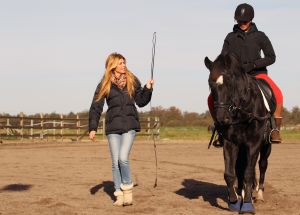 09-11-2012 SHOWBIZZ; ESTELLE CRUIJFF EN DOCHTER JOELLE OP PAARDRIJLES. Estelle en haar dochter Joelle beoefenen hun nieuwste hobby- paardrijden. Lekker in de polder door de bossen en weiden rijden.
foto: Albert den Iseger.
