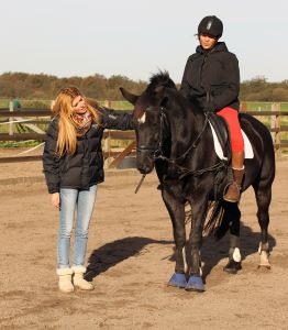 09-11-2012 SHOWBIZZ; ESTELLE CRUIJFF EN DOCHTER JOELLE OP PAARDRIJLES. Estelle en haar dochter Joelle beoefenen hun nieuwste hobby- paardrijden. Lekker in de polder door de bossen en weiden rijden.
foto: Albert den Iseger.09-11-2012 SHOWBIZZ; ESTELLE CRUIJFF EN DOCHTER JOELLE OP PAARDRIJLES. Estelle en haar dochter Joelle beoefenen hun nieuwste hobby- paardrijden. Lekker in de polder door de bossen en weiden rijden.
foto: Albert den Iseger.