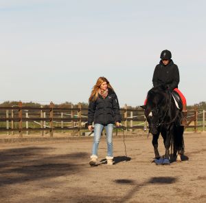 09-11-2012 SHOWBIZZ; ESTELLE CRUIJFF EN DOCHTER JOELLE OP PAARDRIJLES. Estelle en haar dochter Joelle beoefenen hun nieuwste hobby- paardrijden. Lekker in de polder door de bossen en weiden rijden.
foto: Albert den Iseger.