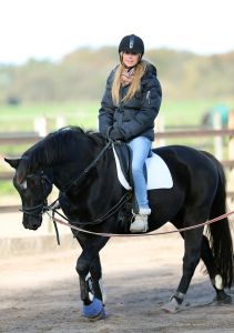 09-11-2012 SHOWBIZZ; ESTELLE CRUIJFF EN DOCHTER JOELLE OP PAARDRIJLES. Estelle en haar dochter Joelle beoefenen hun nieuwste hobby- paardrijden. Lekker in de polder door de bossen en weiden rijden.
foto: Albert den Iseger.