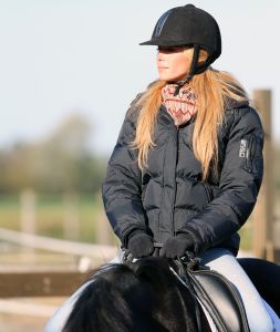 09-11-2012 SHOWBIZZ; ESTELLE CRUIJFF EN DOCHTER JOELLE OP PAARDRIJLES. Estelle en haar dochter Joelle beoefenen hun nieuwste hobby- paardrijden. Lekker in de polder door de bossen en weiden rijden.
foto: Albert den Iseger.