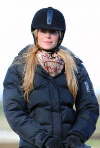 09-11-2012 SHOWBIZZ; ESTELLE CRUIJFF EN DOCHTER JOELLE OP PAARDRIJLES. Estelle en haar dochter Joelle beoefenen hun nieuwste hobby- paardrijden. Lekker in de polder door de bossen en weiden rijden.
foto: Albert den Iseger.