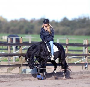 09-11-2012 SHOWBIZZ; ESTELLE CRUIJFF EN DOCHTER JOELLE OP PAARDRIJLES. Estelle en haar dochter Joelle beoefenen hun nieuwste hobby- paardrijden. Lekker in de polder door de bossen en weiden rijden.
foto: Albert den Iseger.