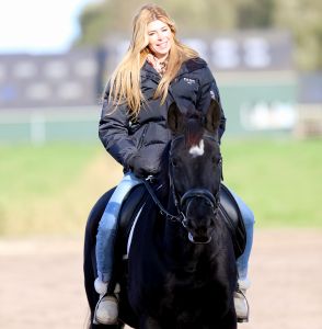 09-11-2012 SHOWBIZZ; ESTELLE CRUIJFF EN DOCHTER JOELLE OP PAARDRIJLES. Estelle en haar dochter Joelle beoefenen hun nieuwste hobby- paardrijden. Lekker in de polder door de bossen en weiden rijden.
foto: Albert den Iseger.