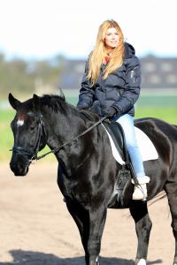09-11-2012 SHOWBIZZ; ESTELLE CRUIJFF EN DOCHTER JOELLE OP PAARDRIJLES. Estelle en haar dochter Joelle beoefenen hun nieuwste hobby- paardrijden. Lekker in de polder door de bossen en weiden rijden.
foto: Albert den Iseger.