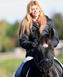09-11-2012 SHOWBIZZ; ESTELLE CRUIJFF EN DOCHTER JOELLE OP PAARDRIJLES. Estelle en haar dochter Joelle beoefenen hun nieuwste hobby- paardrijden. Lekker in de polder door de bossen en weiden rijden.
foto: Albert den Iseger.
