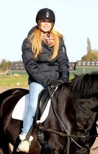 09-11-2012 SHOWBIZZ; ESTELLE CRUIJFF EN DOCHTER JOELLE OP PAARDRIJLES. Estelle en haar dochter Joelle beoefenen hun nieuwste hobby- paardrijden. Lekker in de polder door de bossen en weiden rijden.
foto: Albert den Iseger.09-11-2012 SHOWBIZZ; ESTELLE CRUIJFF EN DOCHTER JOELLE OP PAARDRIJLES. Estelle en haar dochter Joelle beoefenen hun nieuwste hobby- paardrijden. Lekker in de polder door de bossen en weiden rijden.
foto: Albert den Iseger.
