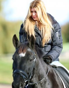 09-11-2012 SHOWBIZZ; ESTELLE CRUIJFF EN DOCHTER JOELLE OP PAARDRIJLES. Estelle en haar dochter Joelle beoefenen hun nieuwste hobby- paardrijden. Lekker in de polder door de bossen en weiden rijden.
foto: Albert den Iseger.
