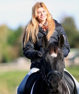 09-11-2012 SHOWBIZZ; ESTELLE CRUIJFF EN DOCHTER JOELLE OP PAARDRIJLES. Estelle en haar dochter Joelle beoefenen hun nieuwste hobby- paardrijden. Lekker in de polder door de bossen en weiden rijden.
foto: Albert den Iseger.