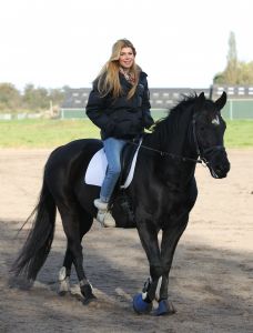 09-11-2012 SHOWBIZZ; ESTELLE CRUIJFF EN DOCHTER JOELLE OP PAARDRIJLES. Estelle en haar dochter Joelle beoefenen hun nieuwste hobby- paardrijden. Lekker in de polder door de bossen en weiden rijden.
foto: Albert den Iseger.