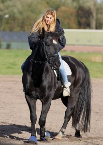09-11-2012 SHOWBIZZ; ESTELLE CRUIJFF EN DOCHTER JOELLE OP PAARDRIJLES. Estelle en haar dochter Joelle beoefenen hun nieuwste hobby- paardrijden. Lekker in de polder door de bossen en weiden rijden.
foto: Albert den Iseger.