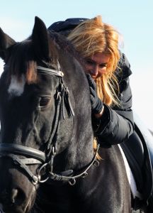 09-11-2012 SHOWBIZZ; ESTELLE CRUIJFF EN DOCHTER JOELLE OP PAARDRIJLES. Estelle en haar dochter Joelle beoefenen hun nieuwste hobby- paardrijden. Lekker in de polder door de bossen en weiden rijden.
foto: Albert den Iseger.