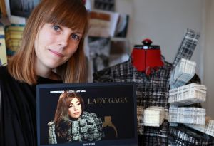 22-11-2012 SHOWBIZZ; LADY GAGA SHOPT IN HENGELO. Wereldster GaGa shopt in Hengelo. De jonge Hellen van Rees uit Hengelo maakte een wereldcreatie voor GAGA, die ze met veel plezier heeft gedragen. De jonge ontwerpster verteld uitgebreid in weekblad PRIVE haar ervaring om een creatie te maken voor een wereldster.
foto: Albert den Iseger.