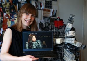22-11-2012 SHOWBIZZ; LADY GAGA SHOPT IN HENGELO. Wereldster GaGa shopt in Hengelo. De jonge Hellen van Rees uit Hengelo maakte een wereldcreatie voor GAGA, die ze met veel plezier heeft gedragen. De jonge ontwerpster verteld uitgebreid in weekblad PRIVE haar ervaring om een creatie te maken voor een wereldster.
foto: Albert den Iseger.
