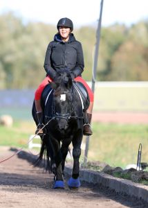 09-11-2012 SHOWBIZZ; ESTELLE CRUIJFF EN DOCHTER JOELLE OP PAARDRIJLES. Estelle en haar dochter Joelle beoefenen hun nieuwste hobby- paardrijden. Lekker in de polder door de bossen en weiden rijden.
foto: Albert den Iseger.
