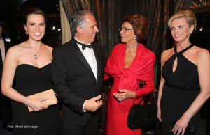 07-11-2012 SHOWBIZZ; SOPHIA LOREN IN HUIS TER DUIN NOORDWIJK AAN ZEE. In aanwezigheid  van SOPHIA LOREN - de legendarische filmster die sinds jaren het gezicht is van DAMIANI is- presenteert DAMIANI deze avond haar byzondere collectie juwelen.
foto: Albert den Iseger.