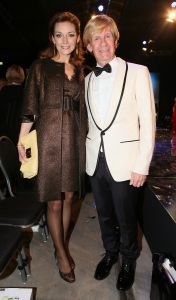 11-11-2012 SHOWBIZZ; ADDY VAN DE KROMMENACKER 10 JAAR HAUTE COUTURE.  In november 2002 presenteerde Addy van den Krommenacker zijn eerste couture ontwerpen tijdens de Beau Monde Awards in Amsterdam. Nu, 10 jaar later, kijken we terug op een decennium Addy van den Krommenacker met vele hoogtepunten in zijn succesvolle carriere. 

Addy viert dit jubileum met een grote Celebration Show op 11 november in The Harbour Club te Amsterdam. Dit is de eerste keer dat naast relaties, bekende Nederlanders en pers een catwalkshow van Addy ook toegankelijk is voor de consument. De show geeft een terugblik op de carriere van Addy van den Krommenacker en zal tevens een overzicht zijn van Addy s meest bekende creaties. Alle bewonderaars van Addy kunnen via de website www.addyvandenkrommenacker.nl een toegangskaart bemachtigen. De gasten ontvangen een goodie bag met onder andere een arrangement van Zwaluwhoeve Wellness resort en een haarproduct van L ANZA Healing Haircare.

Tijdens deze show vindt de lancering plaats van twee speciale collecties die Addy ter gelegenheid van zijn tienjarig jubileum heeft ontworpen. Voor zijn fans bij Steps ontwierp Addy de Addy for Steps Celebration Collection als toegift op de zeer succesvolle eenmalige voorjaarscollectie van afgelopen jaar. De collectie is genspireerd op highlights uit de carriere van Addy en bestaat uit feestelijke  must haves in de favoriete kleuren van de ontwerper; zwart, champagne en fuchsia. Na de show zal er voor de aanwezige consumenten een exclusieve voorverkoop zijn. Vanaf de dag na de Celebration Show is de collectie verkrijgbaar in geselecteerde Steps winkels in Nederland en Belgi. 

Daarnaast ontwierp Addy ook een Special Limited Celebration Collection  SLC collection  voor zijn pret a porter label Addy by Addy van den Krommenacker.
Foto: Albert den Iseger