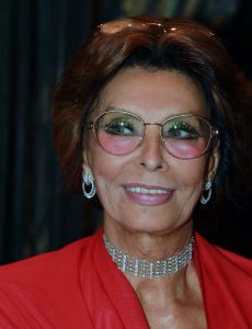 07-11-2012 SHOWBIZZ; SOPHIA LOREN IN HUIS TER DUIN NOORDWIJK AAN ZEE. In aanwezigheid van SOPHIA LOREN - de legendarische filmster die sinds jaren het gezicht is van DAMIANI is- presenteert DAMIANI deze avond haar byzondere collectie juwelen. 
foto: Albert den Iseger.