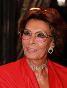 07-11-2012 SHOWBIZZ; SOPHIA LOREN IN HUIS TER DUIN NOORDWIJK AAN ZEE. In aanwezigheid van SOPHIA LOREN - de legendarische filmster die sinds jaren het gezicht is van DAMIANI is- presenteert DAMIANI deze avond haar byzondere collectie juwelen. 
foto: Albert den Iseger.