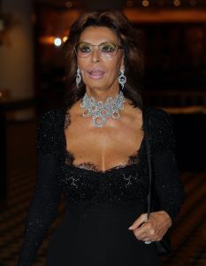 07-11-2012 SHOWBIZZ; SOPHIA LOREN IN HUIS TER DUIN NOORDWIJK AAN ZEE. In aanwezigheid van SOPHIA LOREN - de legendarische filmster die sinds jaren het gezicht is van DAMIANI is- presenteert DAMIANI deze avond haar byzondere collectie juwelen. 
foto: Albert den Iseger.