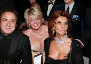 07-11-2012 SHOWBIZZ; SOPHIA LOREN IN HUIS TER DUIN NOORDWIJK AAN ZEE. In aanwezigheid van SOPHIA LOREN - de legendarische filmster die sinds jaren het gezicht is van DAMIANI is- presenteert DAMIANI deze avond haar byzondere collectie juwelen. 
foto: Albert den Iseger.
