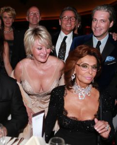 07-11-2012 SHOWBIZZ; SOPHIA LOREN IN HUIS TER DUIN NOORDWIJK AAN ZEE. In aanwezigheid van SOPHIA LOREN - de legendarische filmster die sinds jaren het gezicht is van DAMIANI is- presenteert DAMIANI deze avond haar byzondere collectie juwelen. 
foto: Albert den Iseger.
