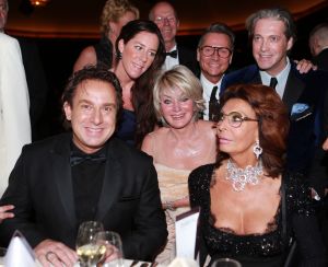 07-11-2012 SHOWBIZZ; SOPHIA LOREN IN HUIS TER DUIN NOORDWIJK AAN ZEE. In aanwezigheid van SOPHIA LOREN - de legendarische filmster die sinds jaren het gezicht is van DAMIANI is- presenteert DAMIANI deze avond haar byzondere collectie juwelen. 
foto: Albert den Iseger.

