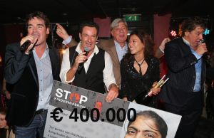 08-11-2012 SHOWBIZZ; BENEFIETAVOND IN THE RED SUN VOOR STICHTING  STOP KINDERMISBUIK WEER GROOT SUCCES. Maar liefst  400.000.00 werd opgehaald in The RED SUN BLARICUM. Tal van artiesten traden belangenloos op voor het goede doel en de TOPPERS werden weer echt TOPPERS door maar liefst  90.000.00 te storten voor dit goede doel. Het werd ook op opper Topper Rene Froger een speciale avond daar hij om 12 uur jarig werd, er was champagne en taart, de tranen vloeiden en het feest werd steeds gezelliger. De 200 aanwezigen hadden allemaal slechts een doel, wij zullen zorgen dat speciale teams honderden meisjes bevrijden die het slachtoffer zijn van mensen handel, uitbuiting en gedwongen prostitutie. Daar staat het fonds STOP KINDERMISBRUIK voor.
foto: Albert den Iseger.