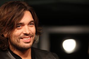 25-11-2013 SHOWBIZZ: ILSE DE LANGE EN WAYLON GAAN NAAR EUROVISIE SONGFESTIVAL 2014 IN DENEMARKEN.
Dat werd maandagmorgen bekend gemaakt bij de persconferentie in de Hilversumse Wisseloord studio.
Ilse DeLange en Waylon, die zichzelf The Common Linnets noemen, hopen het Eurovisie Songfestival te winnen met een country/bluegrass-nummer. Want dat is mooi en veelzijdig, zo liet de zangeres weten. De Common Linnets zijn er nog niet over uit welk nummer ze gaan zingen. We zijn nog bezig met schrijven.
De artiesten zijn niet van plan om een groot circus van hun optreden te maken. Ilse: Slechts twee stemmen, twee gitaartjes en je hart uitstorten.
Met The Common Linnets gaan Ilse en Waylon ook een album opnemen. Ze zijn al een paar keer naar Nashville geweest om daar liedjes te maken.
Vorig jaar deed Anouk mee aan het liedjesfestijn. Nederland werd toen negende.
Foto: Albert den Iseger.