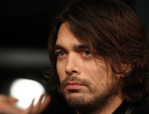 25-11-2013 SHOWBIZZ: ILSE DE LANGE EN WAYLON GAAN NAAR EUROVISIE SONGFESTIVAL 2014 IN DENEMARKEN.
Dat werd maandagmorgen bekend gemaakt bij de persconferentie in de Hilversumse Wisseloord studio.
Ilse DeLange en Waylon, die zichzelf The Common Linnets noemen, hopen het Eurovisie Songfestival te winnen met een country/bluegrass-nummer. Want dat is mooi en veelzijdig, zo liet de zangeres weten. De Common Linnets zijn er nog niet over uit welk nummer ze gaan zingen. We zijn nog bezig met schrijven.
De artiesten zijn niet van plan om een groot circus van hun optreden te maken. Ilse: Slechts twee stemmen, twee gitaartjes en je hart uitstorten.
Met The Common Linnets gaan Ilse en Waylon ook een album opnemen. Ze zijn al een paar keer naar Nashville geweest om daar liedjes te maken.
Vorig jaar deed Anouk mee aan het liedjesfestijn. Nederland werd toen negende.
Foto: Albert den Iseger.