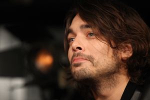 25-11-2013 SHOWBIZZ: ILSE DE LANGE EN WAYLON GAAN NAAR EUROVISIE SONGFESTIVAL 2014 IN DENEMARKEN.
Dat werd maandagmorgen bekend gemaakt bij de persconferentie in de Hilversumse Wisseloord studio.
Ilse DeLange en Waylon, die zichzelf The Common Linnets noemen, hopen het Eurovisie Songfestival te winnen met een country/bluegrass-nummer. Want dat is mooi en veelzijdig, zo liet de zangeres weten. De Common Linnets zijn er nog niet over uit welk nummer ze gaan zingen. We zijn nog bezig met schrijven.
De artiesten zijn niet van plan om een groot circus van hun optreden te maken. Ilse: Slechts twee stemmen, twee gitaartjes en je hart uitstorten.
Met The Common Linnets gaan Ilse en Waylon ook een album opnemen. Ze zijn al een paar keer naar Nashville geweest om daar liedjes te maken.
Vorig jaar deed Anouk mee aan het liedjesfestijn. Nederland werd toen negende.
Foto: Albert den Iseger.