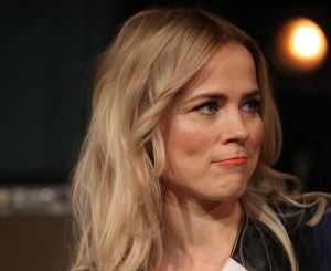 25-11-2013 SHOWBIZZ: ILSE DE LANGE EN WAYLON GAAN NAAR EUROVISIE SONGFESTIVAL 2014 IN DENEMARKEN.
Dat werd maandagmorgen bekend gemaakt bij de persconferentie in de Hilversumse Wisseloord studio.
Ilse DeLange en Waylon, die zichzelf The Common Linnets noemen, hopen het Eurovisie Songfestival te winnen met een country/bluegrass-nummer. Want dat is mooi en veelzijdig, zo liet de zangeres weten. De Common Linnets zijn er nog niet over uit welk nummer ze gaan zingen. We zijn nog bezig met schrijven.
De artiesten zijn niet van plan om een groot circus van hun optreden te maken. Ilse: Slechts twee stemmen, twee gitaartjes en je hart uitstorten.
Met The Common Linnets gaan Ilse en Waylon ook een album opnemen. Ze zijn al een paar keer naar Nashville geweest om daar liedjes te maken.
Vorig jaar deed Anouk mee aan het liedjesfestijn. Nederland werd toen negende.
Foto: Albert den Iseger.