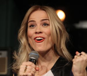25-11-2013 SHOWBIZZ: ILSE DE LANGE EN WAYLON GAAN NAAR EUROVISIE SONGFESTIVAL 2014 IN DENEMARKEN.
Dat werd maandagmorgen bekend gemaakt bij de persconferentie in de Hilversumse Wisseloord studio.
Ilse DeLange en Waylon, die zichzelf The Common Linnets noemen, hopen het Eurovisie Songfestival te winnen met een country/bluegrass-nummer. Want dat is mooi en veelzijdig, zo liet de zangeres weten. De Common Linnets zijn er nog niet over uit welk nummer ze gaan zingen. We zijn nog bezig met schrijven.
De artiesten zijn niet van plan om een groot circus van hun optreden te maken. Ilse: Slechts twee stemmen, twee gitaartjes en je hart uitstorten.
Met The Common Linnets gaan Ilse en Waylon ook een album opnemen. Ze zijn al een paar keer naar Nashville geweest om daar liedjes te maken.
Vorig jaar deed Anouk mee aan het liedjesfestijn. Nederland werd toen negende.
Foto: Albert den Iseger.